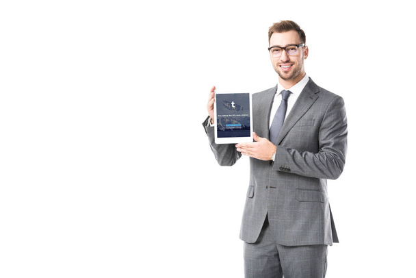 Дорослий бізнесмен, проведення Цифрова табличка з tumblr app на екрані ізольовані на білому - Фото, зображення