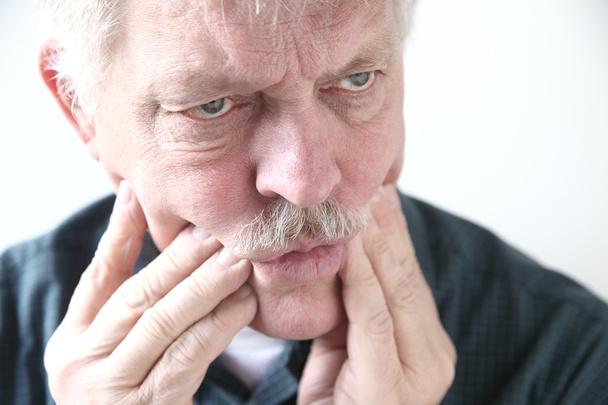 Zahn- oder Wangenschmerzen bei älteren Männern - Foto, Bild