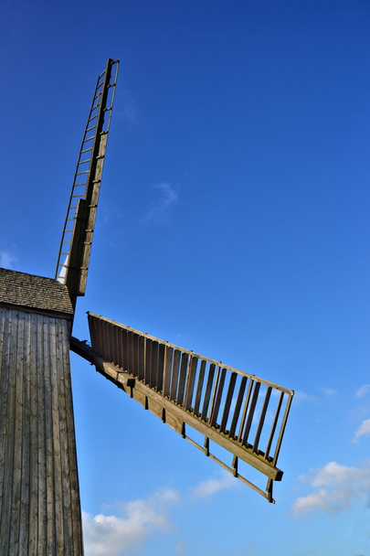 un molino de viento histórico
 - Foto, imagen