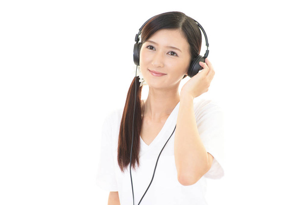Женщина слушает музыку - Фото, изображение