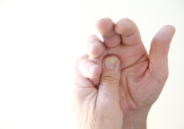 Mann mit Schmerzen an der Fingerbasis - Foto, Bild