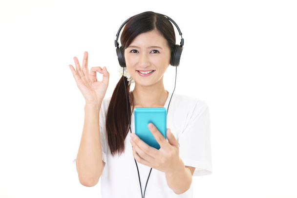 Vrouw die naar muziek luistert - Foto, afbeelding