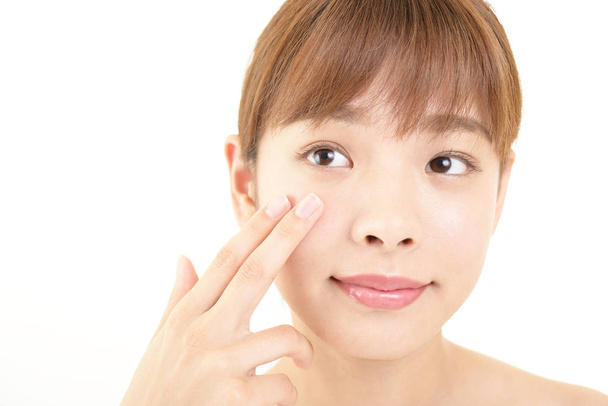 The woman who takes care of her face - 写真・画像