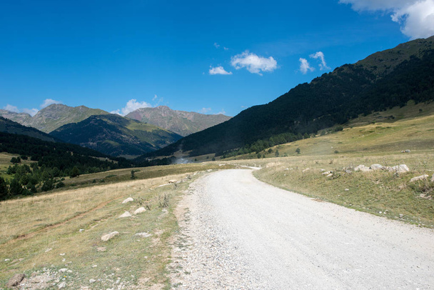 Estrada para Montgarri nas montanhas de Aran Valley no verão, Espanha
 - Foto, Imagem