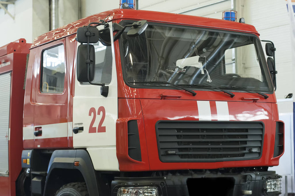 veículo vermelho do motor de bombeiros com equipamento
 - Foto, Imagem