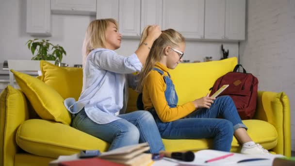 Mãe amarrando filhas cabelo longo antes da escola
 - Filmagem, Vídeo