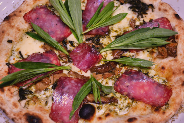 Samenstelling van een typische Italiaanse pizza met ingrediënten typisch van de Italiaanse gastronomie. Begrip: pizza, Italiaanse traditie, Napels, mediterrane smaken - Foto, afbeelding