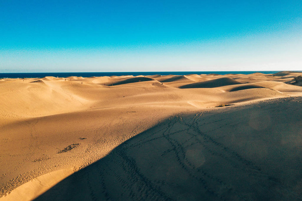 Vista aérea de las dunas de Maspalomas en la isla de Gran Canaria cerca del famoso hotel RIU
. - Foto, imagen