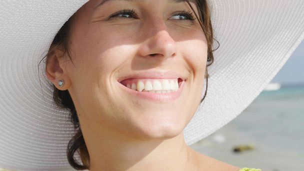 Portrait of a beautiful young girl (woman) at the sea, in a swimsuit, white hat, smiling, sea and sky background. Concept: sea rest, clean air, freedom, sun, travel, waves, vacations, freedom, enjoy. - Fotografie, Obrázek