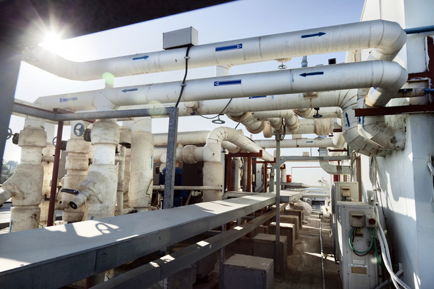Komplexní potrubí & ventily systém na střeše administrativní budovy - Fotografie, Obrázek