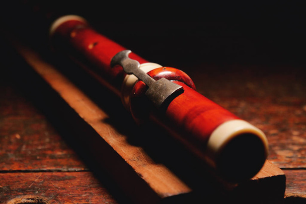 Composition of tools that a craftsman uses to build sweet flutes and crosspieces, made exclusively by hand and with precious wood or ivory, in his own laboratory. Concept of: music, tradition - Foto, afbeelding