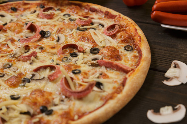 Pizza met Pepperoni worst en champignons - Foto, afbeelding