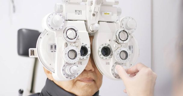 Азиатский старик осматривает глаза
 - Фото, изображение
