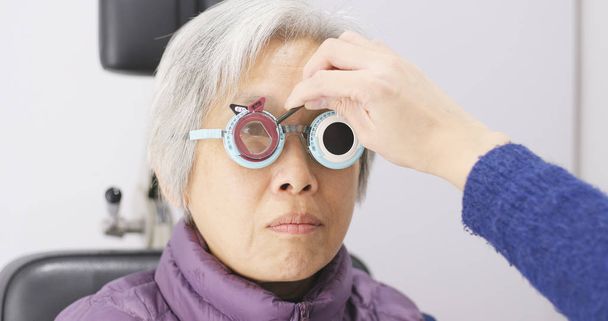 Vieille femme faisant un test oculaire
  - Photo, image