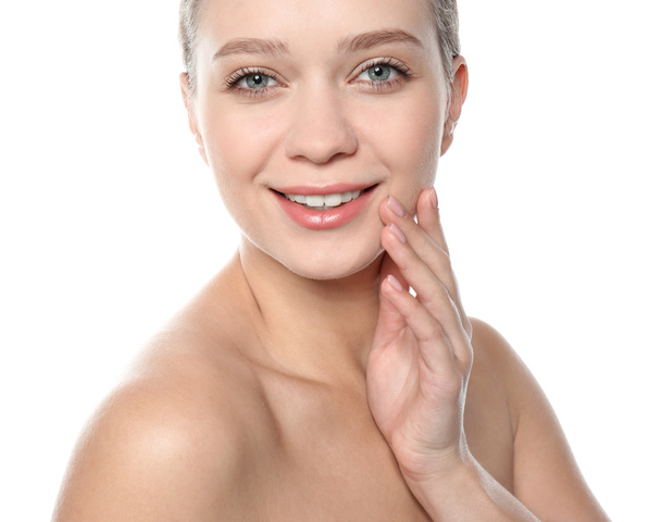 Πορτρέτο του όμορφη νεαρή γυναίκα σε άσπρο φόντο. Χείλη contouring, φροντίδα δέρματος και πλαστική χειρουργική έννοια - Φωτογραφία, εικόνα