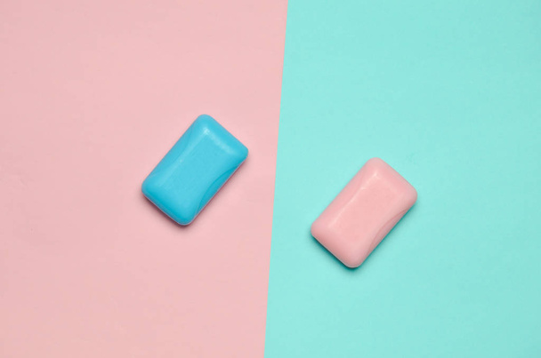 Darab kék alapon rózsaszín pasztell szappan. Felülnézet, minimalista tren - Fotó, kép