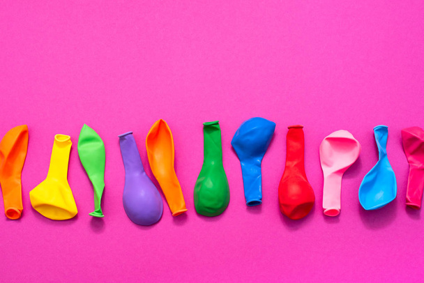 Satz farbiger Luftballons auf rosa Hintergrund. flache Lageoberseite - Foto, Bild
