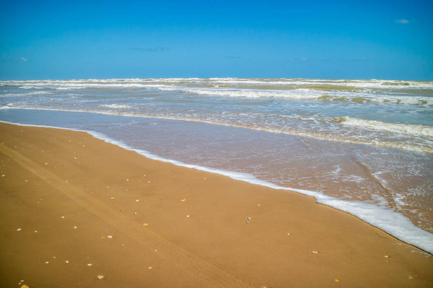 Красивый мягкий и мелкий песчаный пляж вдоль побережья залива Техаса на острове Саут-Падре, Техас
 - Фото, изображение