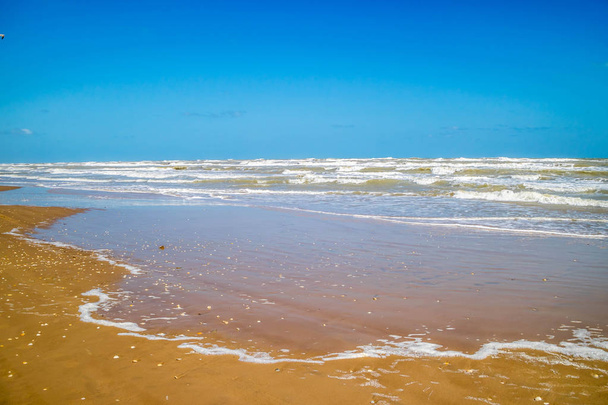Красиві м'які і штраф піщаним пляжем уздовж затоки узбережжя Техасу в Південній Padre Island, Техас - Фото, зображення