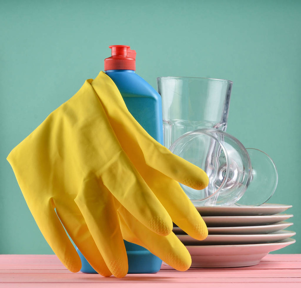 Prostředky pro mytí nádobí na stole izolované na modrém pozadí pastelové. Kopírovat spac - Fotografie, Obrázek
