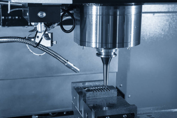 A máquina de fresagem CNC cortando a parte do molde de injeção pela ferramenta de moinho de extremidade de bola sólida.
. - Foto, Imagem