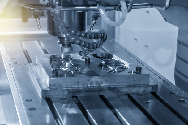 A máquina de fresagem CNC cortando a parte do molde de injeção de sapato pela ferramenta de moinho de extremidade de bola sólida.
. - Foto, Imagem