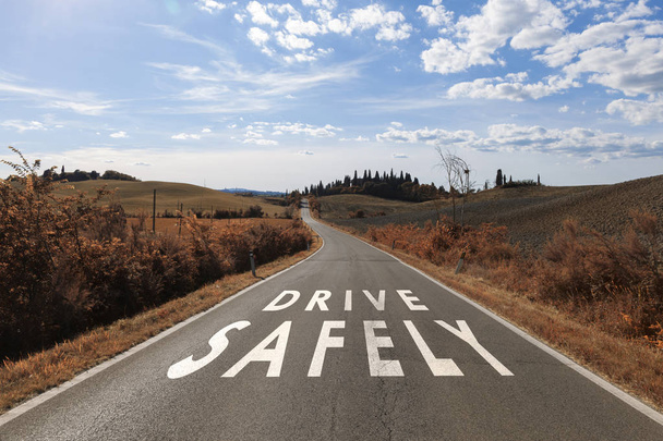 Kavram sürücü güvenli bir şekilde güneşli yaz asfalt ülke yolda mesaj. Kavramsal güvenli sürüş uyarı arka plan. - Fotoğraf, Görsel