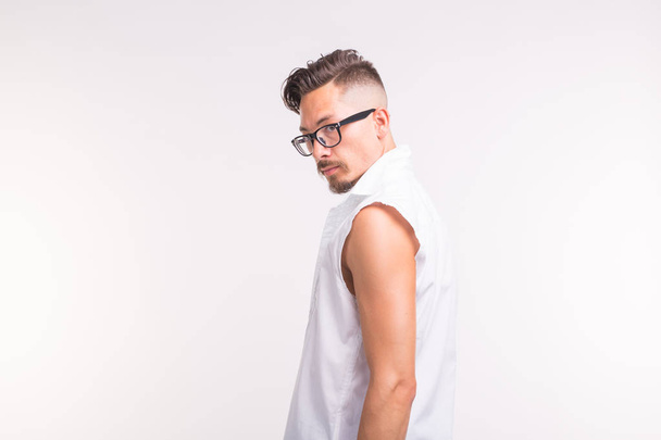 Concepto de personas, ropa y estilo: joven hombre guapo posando en camisa blanca sobre fondo blanco con espacio para copiar
 - Foto, imagen