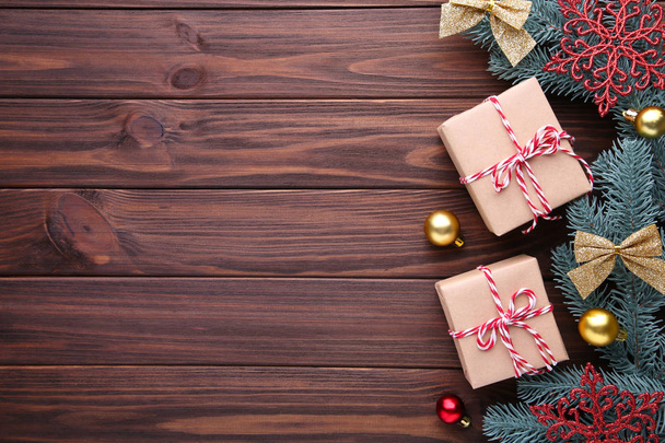 Weihnachtsgeschenke mit Dekoration auf braunem Hintergrund. Zusammensetzung des neuen Jahres - Foto, Bild