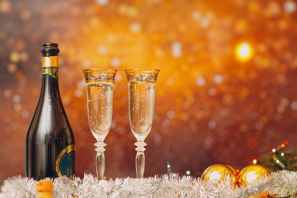 Silvesterfeier Hintergrund mit Champagner und ein Paar Gläser mit Weihnachtsdekoration. Party- und Festkonzept. - Foto, Bild