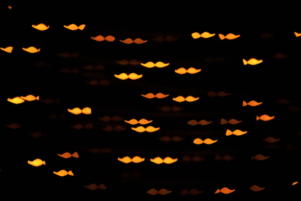 Размытый вид красивых огней на темном фоне
 - Фото, изображение