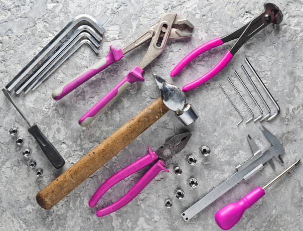 Werkende tool op een grijze achtergrond: Kniptangen, tangen, Verstelbare moersleutel, hex sleutels, schroevendraaier. Bovenaanzicht, platte la - Foto, afbeelding