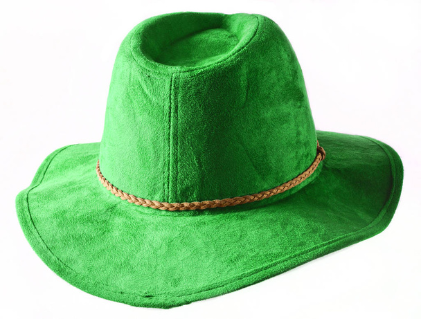 Модная женская зеленая войлочная шляпа на белом фоне. Весенняя шляпа
 - Фото, изображение