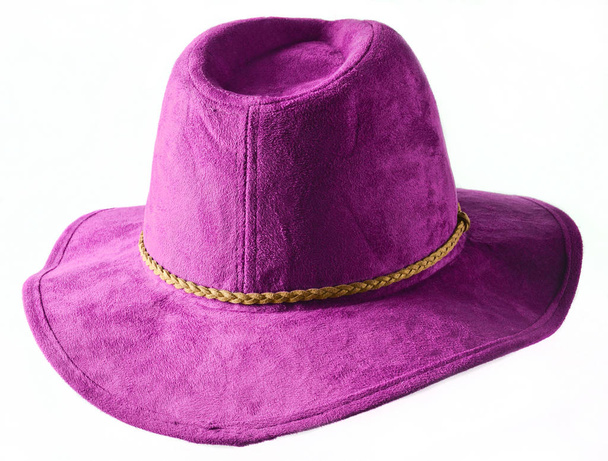 Sombrero de fieltro violeta femenino de moda aislado sobre fondo blanco. Sombrero de primavera de otoño
 - Foto, Imagen