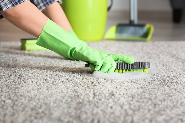 Woman cleaning carpet at home - Φωτογραφία, εικόνα