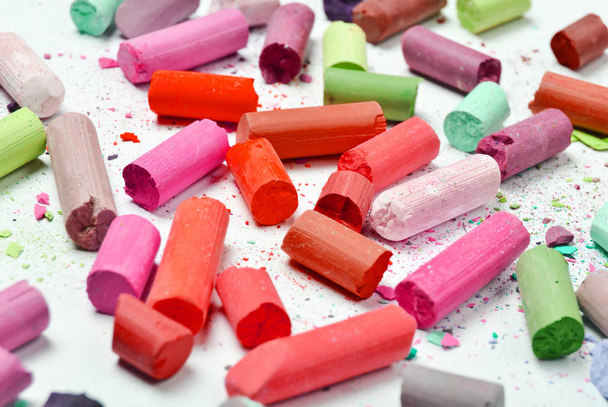 Muitos lápis de cor pastel em um backgroun branco
 - Foto, Imagem