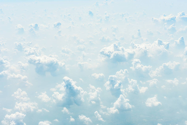 błękitne niebo tło z chmurami - Zdjęcie, obraz