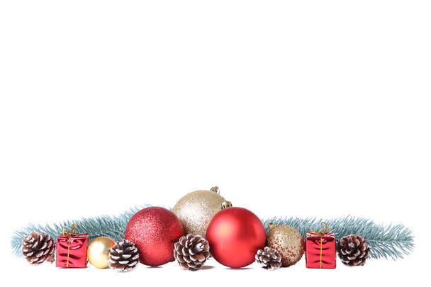 Set von goldenen Weihnachtskugeln mit Dekor isoliert auf weißem Hintergrund. Zusammensetzung des neuen Jahres - Foto, Bild
