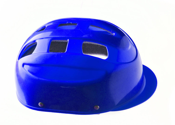 Červená ochranná helma pro kolečkové bruslaře a cyklisty izolovaných na Svatodušní - Fotografie, Obrázek