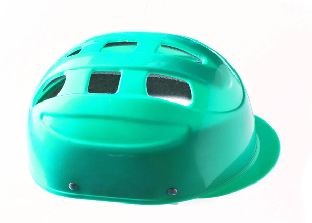 Czerwony kask ochronny dla roller skaterów i rowerzystów na białym tle na Zielone Świątki - Zdjęcie, obraz