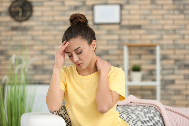 Frau leidet zu Hause unter Kopfschmerzen - Foto, Bild