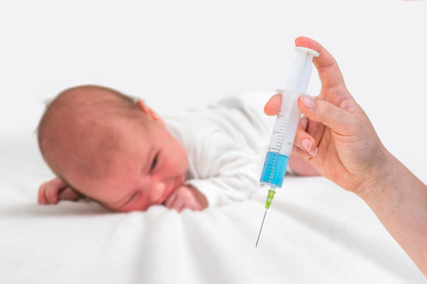 Doktor enjeksiyon - aşılama kavramı ile yeni doğan bebek aşılamak için şırınga tutar - Fotoğraf, Görsel