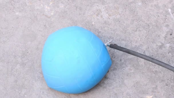 Inflating スポーツ ボールのビデオ - 映像、動画