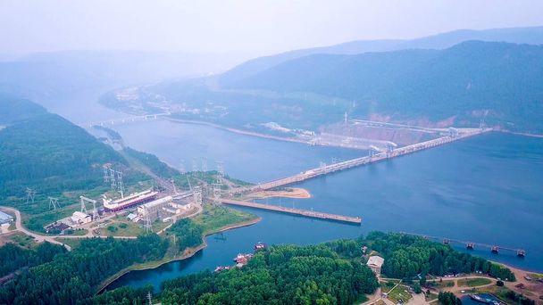 Krasnoyarsk hidroelektrik santrali Yenisey Nehri üzerinde. Rusya'dan Dron   - Fotoğraf, Görsel