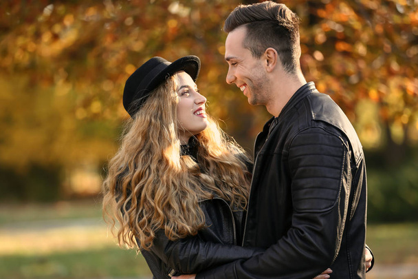 Loving young couple on romantic date in autumn park - Foto, afbeelding