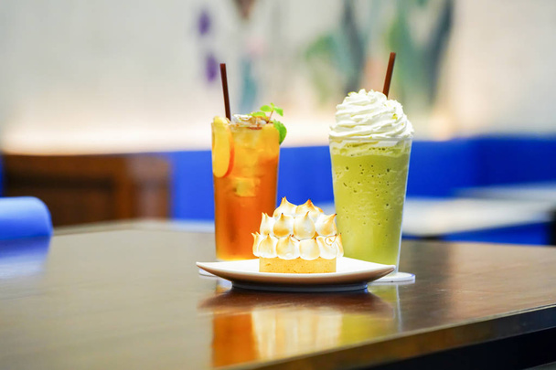 Sweet a beverate; Ledový čaj zelený čaj a mléko ice lemen s korunou koláč koláč - Fotografie, Obrázek