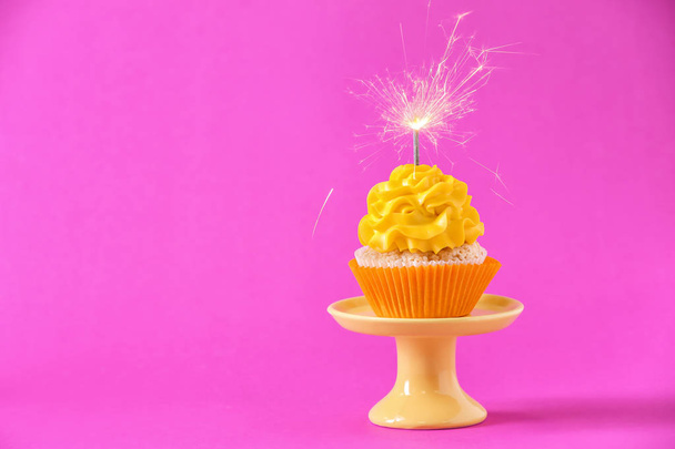 Вкусный кекс с игристым на цветном фоне
 - Фото, изображение