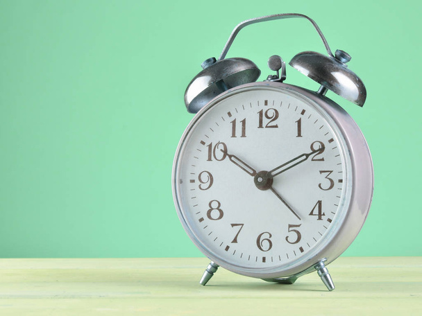 Retro alarm clock on a pastel background, copy spac - Foto, afbeelding