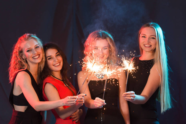 Festa de Ano Novo, celebração e conceito de férias - grupo de amigos se divertindo com sparklers
 - Foto, Imagem