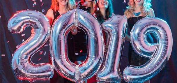 Κόμμα, άνθρωποι και το νέο έτος διακοπές έννοια - εσωτερικη χαρούμενα νεαρές γυναίκες που γιορτάζει το νέο έτος eve 2019 - Φωτογραφία, εικόνα